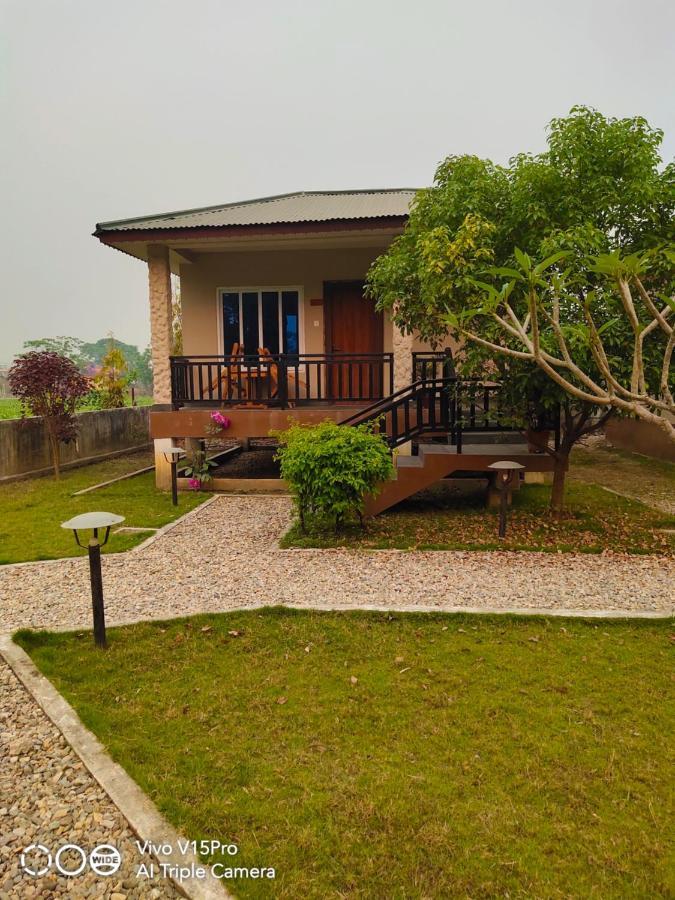 Hotel Hornbill Sauraha Exterior foto